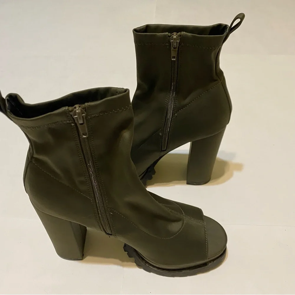 Lillian women’s peep open toe cutout chunky heel bootie. Size 10